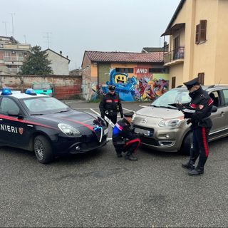 Broni, denunciato un uomo per uso di atto falso. Sequestrate targhe contraffatte