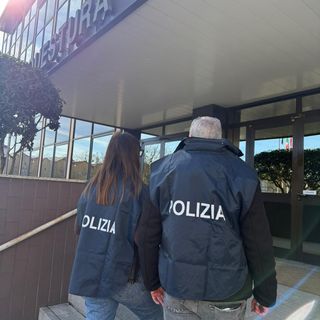 Pavia, tenta il furto al supermercato e spintona la guardia per fuggire: tre persone deferite dalla Polizia di Stato per rapina impropria
