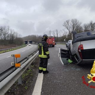 San Martino Siccomario, si ribalta con l'auto nella tangenziale: ferita una 36enne