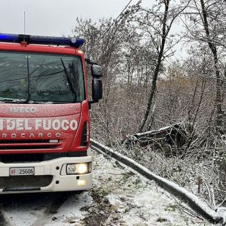 Oltrepò: si ribalta con l'auto sulla provinciale 137, ferito un 32enne