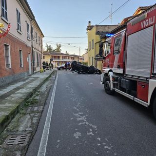 Pinarolo Po, si ribalta con l'auto in via Depretis: 62enne trasportato al San Matteo
