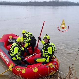 Travacò Siccomario: in barca sul Ticino non riesce a tornare a riva, salvato dai Vigili del fuoco