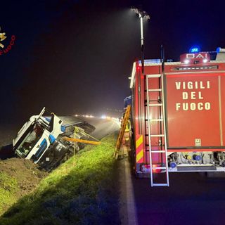 Albuzzano: tir esce di strada e si ribalta su una fiancata, 65enne trasportato in ospedale