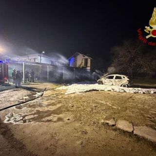 Sannazzaro: incendio coinvolge due auto, sul posto i Vigili del fuoco