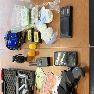 Pavia, la Polizia di Stato arresta un 58enne per detenzione ai fini di spaccio di sostanza stupefacente. In casa anche repliche di armi