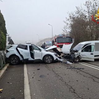 Scontro frontale sulla SP11 a Novara: due feriti e strada chiusa al traffico