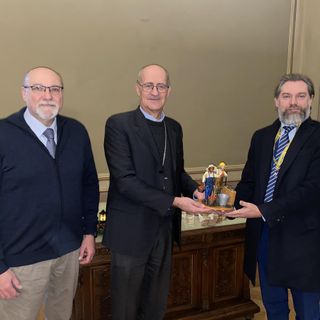 Donata al vescovo di Vigevano la statuina del Presepe 2025 simbolo di integrazione, inclusione e sicurezza sul lavoro