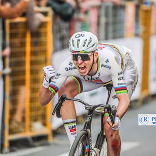 Impresa storica dello sloveno Tadej Pogačar alla Milano-Sanremo: cade, rientra e vince attaccando su Cipressa e Poggio