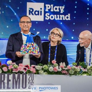 Omaggio a Pippo Baudo al Festival di Sanremo: la famiglia Vacchino saluta Carlo Conti con l’opera di Lodola