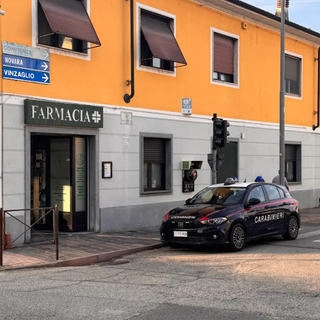 Palestro: entra in farmacia per rubare i cosmetici e poi spintona il direttore, scatta la denuncia per un 20enne