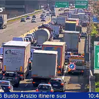 Schianto sull'Autostrada dei Laghi. Tre persone soccorse, code e traffico deviato in uscita a Busto
