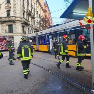 Milano, tram deraglia e finisce contro una vetrina: due morti e decine di feriti. Il racconto di chi era a bordo: «Prendeva velocità»