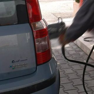 Caro carburanti, taglio delle accise ma i prezzi di benzina e diesel salgono ancora: ecco cosa sta succedendo