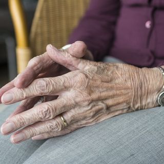 Migliora anziana 92enne aggredita dal figlio a Bereguardo