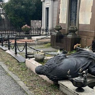 Vandali al cimitero di Vigevano, danneggiate statue e tombe