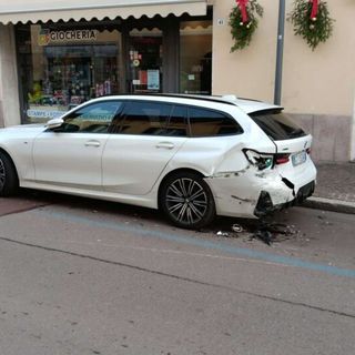 Magenta: sbatte contro un’auto in sosta e si allontana