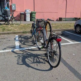 Magenta, stazione ferroviaria nel mirino dei vandali: biciclette distrutte e una data alle fiamme