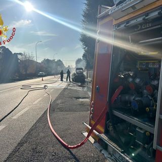 Oltrepò, auto avvolta dalle fiamme sulla statale 10: intervengono i Vigili del fuoco