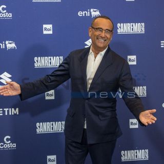 Carlo Conti alza il sipario sul 76° Festival di Sanremo: "Dedicato a Pippo Baudo. È stato un faro"