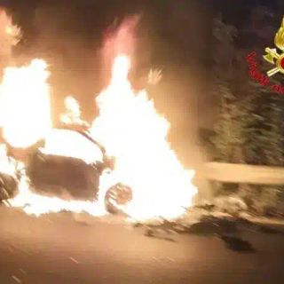 Carpiano, due feriti in un incidente stradale: 27enne estratto dalle fiamme