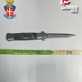 Vidigulfo, va al bar con un coltello in tasca. Denunciato per porto abusivo di arma