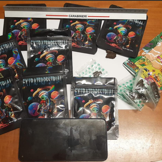 Vigevano, nascondeva l'hashish tra le bustine delle figurine: denunciato un 19enne