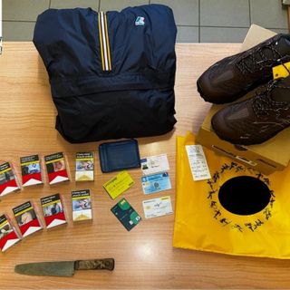Belgioioso, cerca di utilizzare una carta di credito rubata e durante la perquisizione viene trovato in possesso di un coltello
