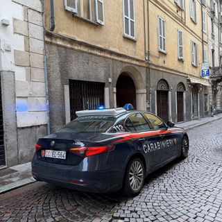 Ordina cibo tramite app di consegna a domicilio e minaccia il rider con una pistola, denunciato un 31enne