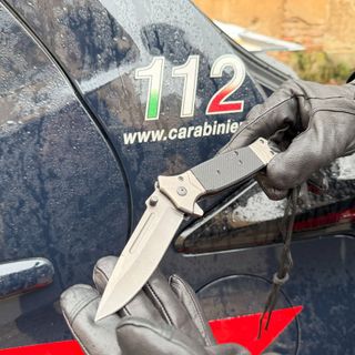 Pavia: si presenta in procura con un coltello a serramanico, scatta la denuncia