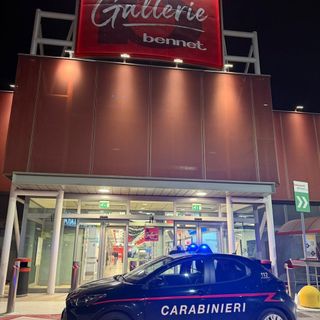 Mortara: avevano rubato un portafogli nel parcheggio della Bennet, denunciati due giovani