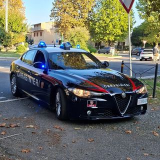 Mede: guarda lo smartphone e vede i ladri in casa: furto sventato a Mede, un arresto