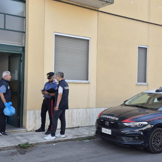 Robbio, aggredisce un 43enne e si nasconde sul balcone del vicino: fermato dai Carabinieri