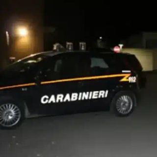 Abbiategrasso, blitz dei carabinieri in una casa: trovati contanti, stupefacenti e una mannaia
