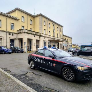 Mortara, ruba la borsa da un'auto e preleva dalle carte di credito. 20enne arrestato di carabinieri