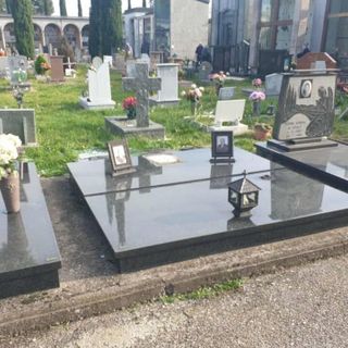 Magenta: furto sacrilego al cimitero, rubate statue in bronzo e vasi in rame