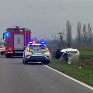Cisliano: automobilista si ribalta nel campo lungo la provinciale di Bestazzo
