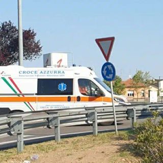 Magenta: incidente alla rotonda Tazio Nuvolari sulla SS11, ragazza in ospedale