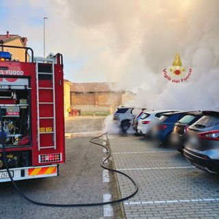 Gropello Cairoli, incendio in un parcheggio diverse auto coinvolte. Intervengono i Vigili del fuoco