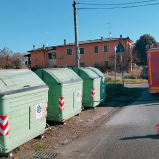 Oltrepò: principio di incendio in un contenitore dei rifiuti, sul posto i Vigili del fuoco