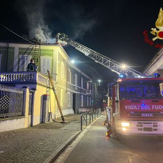 Sannazzaro: fiamme su un tetto, Vigili del fuoco impegnati oltre 3 ore per domare l'incendio