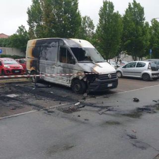 Magenta, incendio nel parcheggio di via Diaz, distrutte dalle fiamme due auto e un furgone
