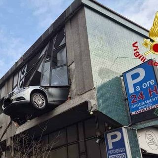Milano, anziano sfonda con l’auto il muro del garage e resta sospeso a 8 metri