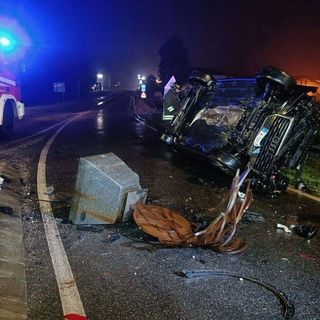 Oleggio, auto ribaltata davanti alla caserma dei carabinieri