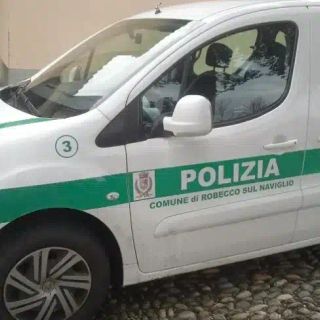 Robecco sul Naviglio, auto rubata e documenti sospetti: maxi sequestro della Polizia locale