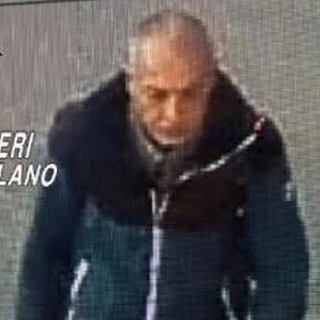 Donna accoltellata a Milano, il 59enne confessa: «L'ho colpita scegliendola a caso in un luogo simbolo del potere economico»