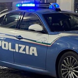Picchia e accoltella la moglie: arrestato a Novara