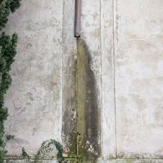Ladri al cimitero di Magenta: spariti i pluviali esterni