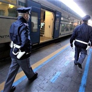 Molestie sul treno per Pavia: passeggero blocca un uomo, interviene la polizia