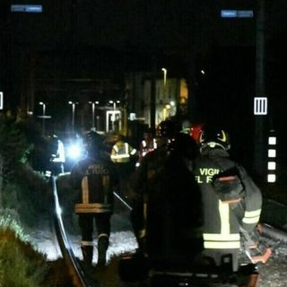 Tragedia alla stazione di Trecate: Forze dell’Ordine al lavoro per l’identificazione del giovane deceduto. Due feriti ancora in ospedale