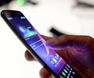 Anas, la ricerca sugli stili di guida: solo il 42% degli italiani usa correttamente il cellulare al volante